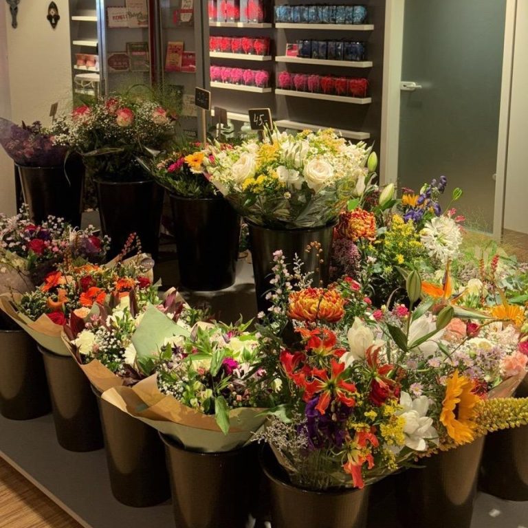 Handgebundene Blumensträuße im Magnolia Flower Boutique in Hamburg-Sülldorf